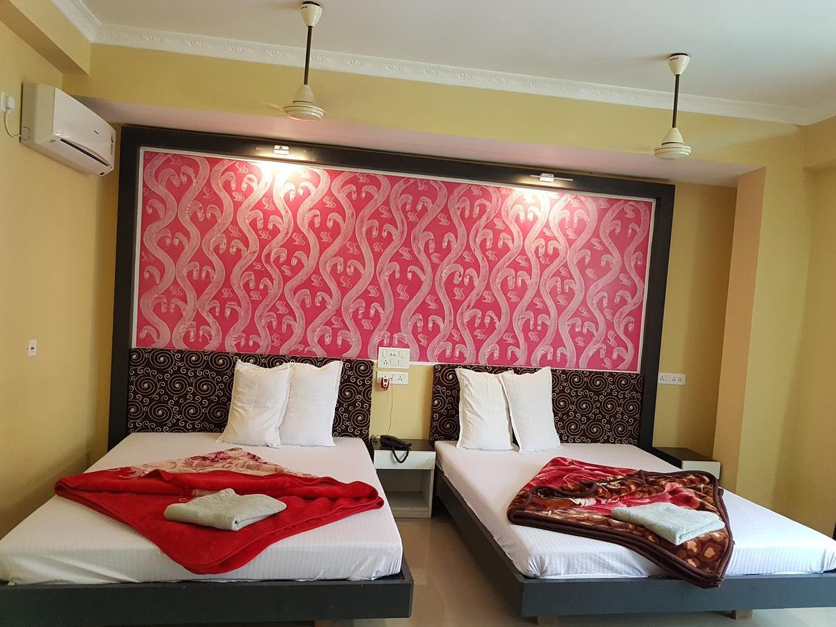 Swagatam International Hotell Tarapith Exteriör bild